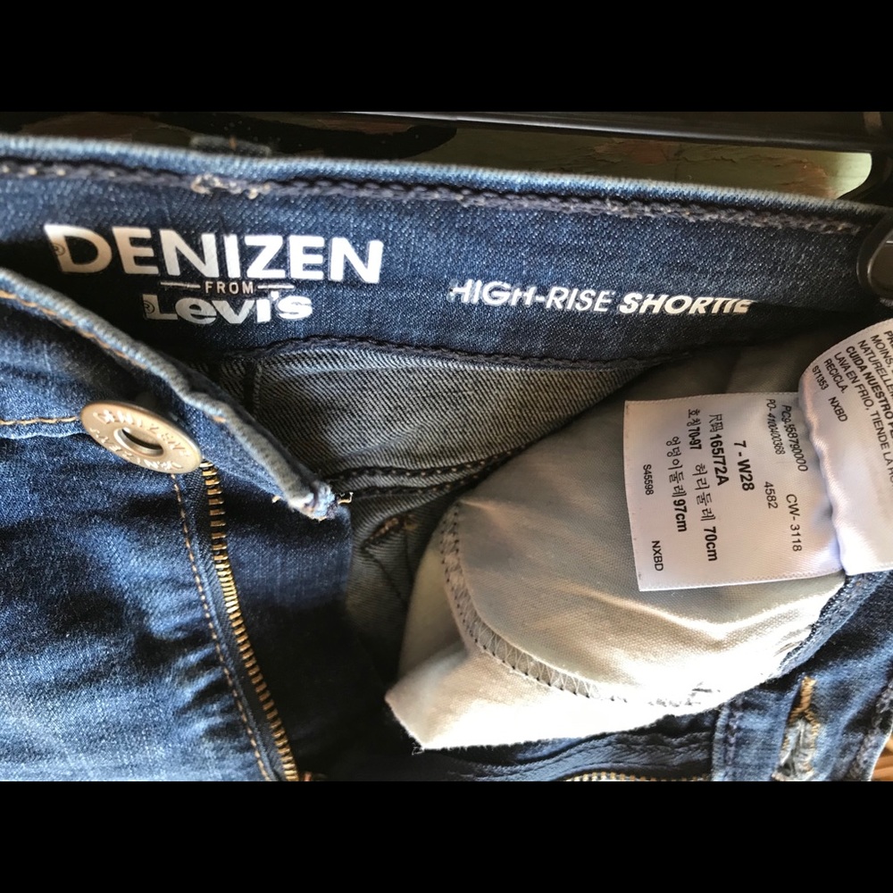 Levis High-Rise Shortie - Picture 3 of 3